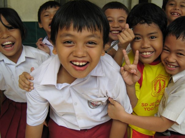 Bukan generasi pupuk bawang. Senyum anak-anak Indonesia. (Sumber foto: https://herrybsancoko.files.wordpress.com/2013/03/4716_102042538048_688008048_1876782_6482508_n.jpg) 
